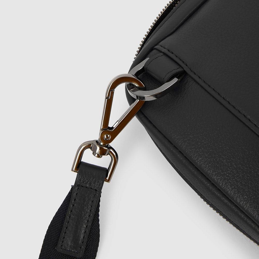Piquadro Pocket crossbody bag with iPad®mini compartment Convenienza