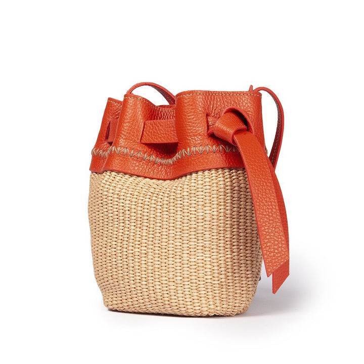 Roberta Gandolfi Ambra mini bucket in rafia e pelle martellata Acquista Ora