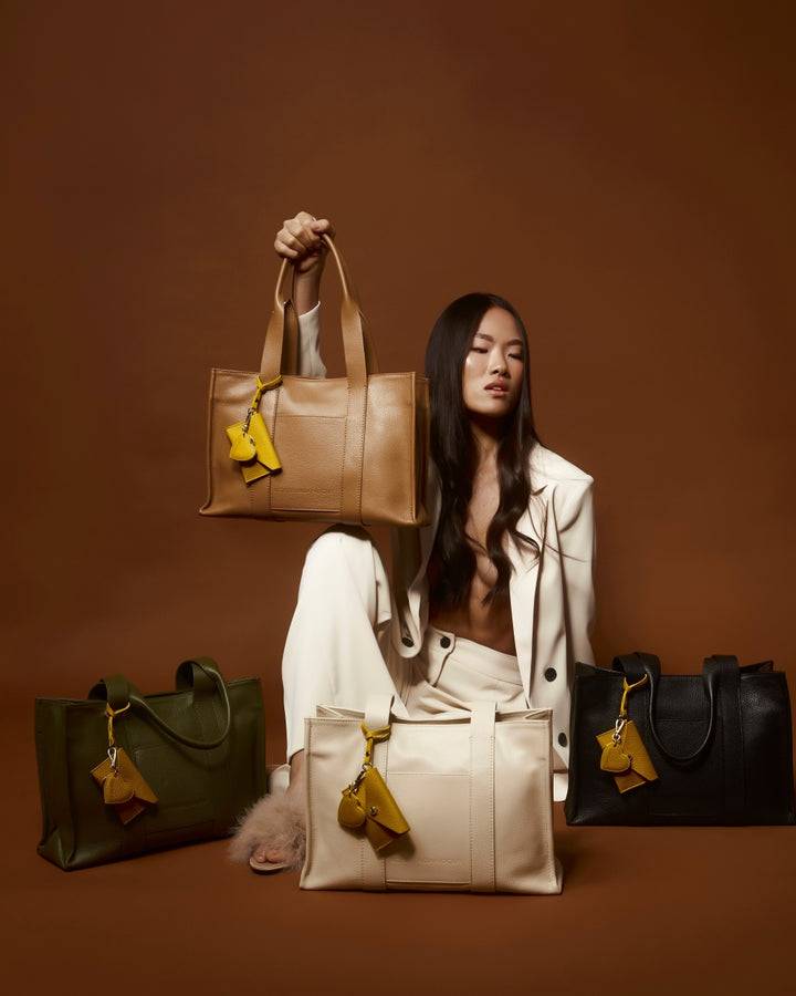 Roberta Gandolfi Tessa shopping in pelle con charms colorato e pratica tasca esterna Nuovo